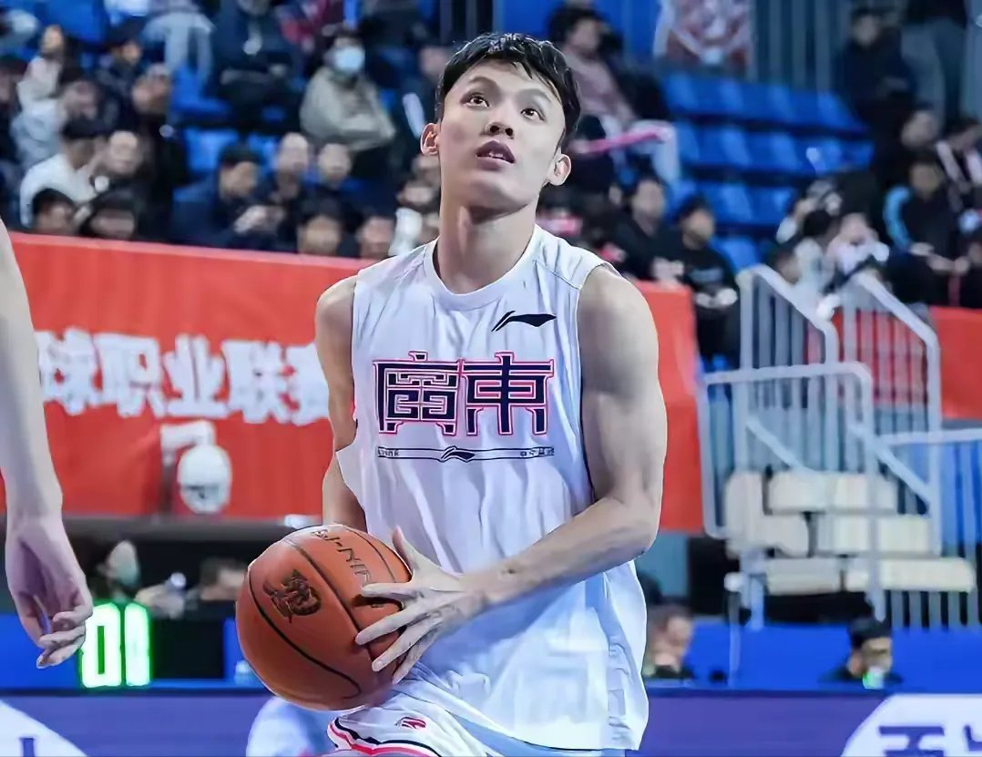 包含广厦男篮训练开放日，集结日远射贴柱引欢呼，NBA总决赛在即，身体对抗强度拉满的词条