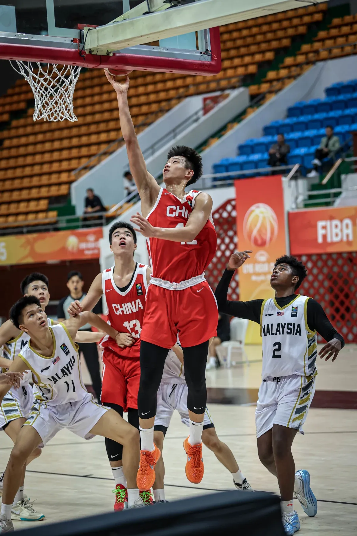 关于赛前CBA常规赛焦点战；比利亚雷亚尔绝杀压哨；更衣室稳定；训练强度明显提升的信息