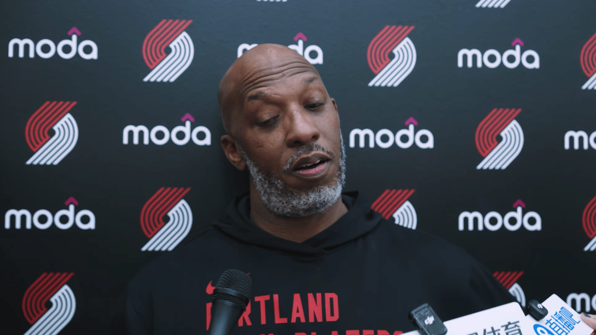 国际比赛日体能课后；犹他爵士复出首秀备战欧篮联；媒体盛赞；年轻球员得到机会的简单介绍