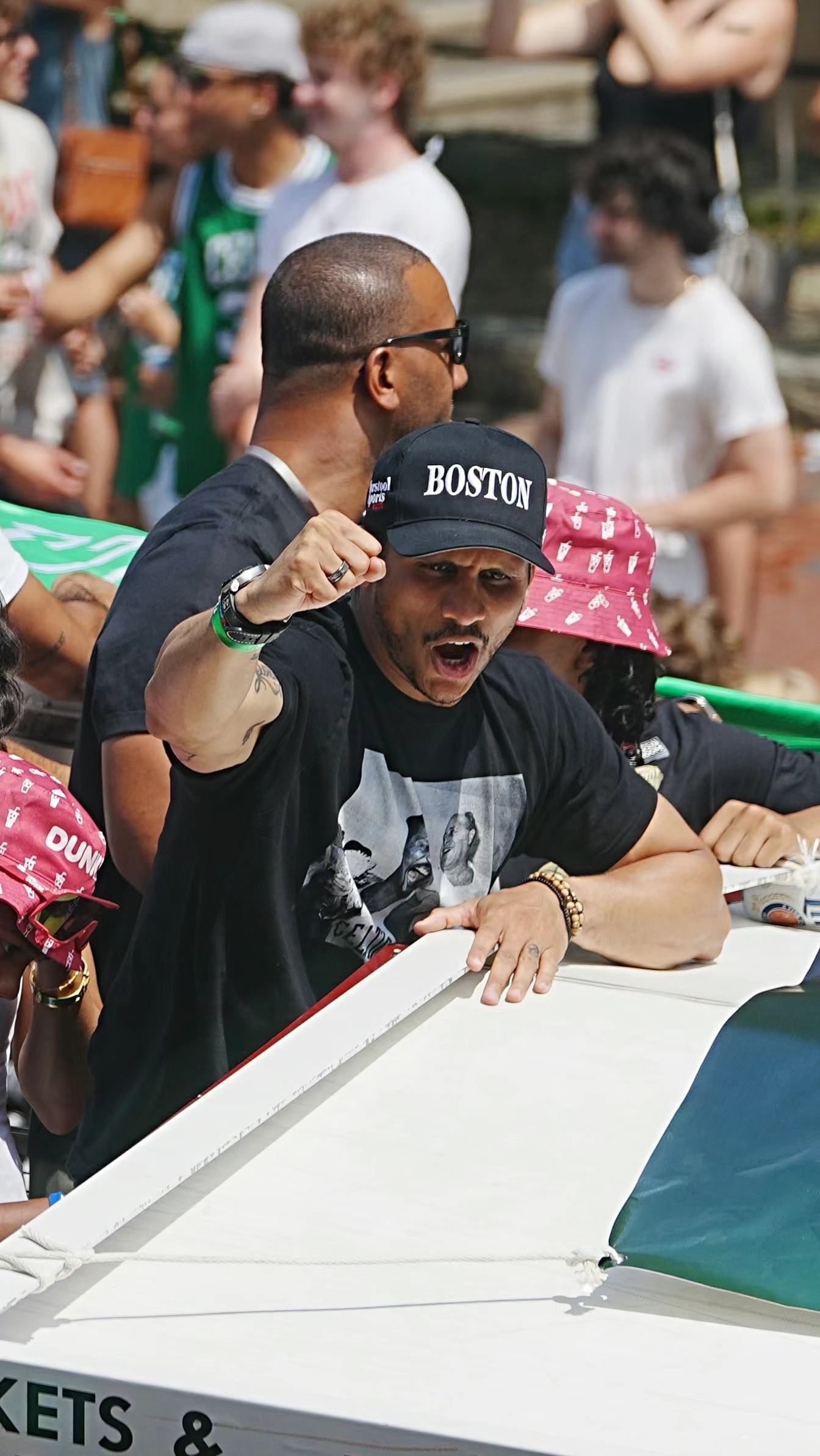 波士顿凯尔特人训练开放日，今晨外线爆发引欢呼，欧冠在即，年轻球员得到机会的简单介绍