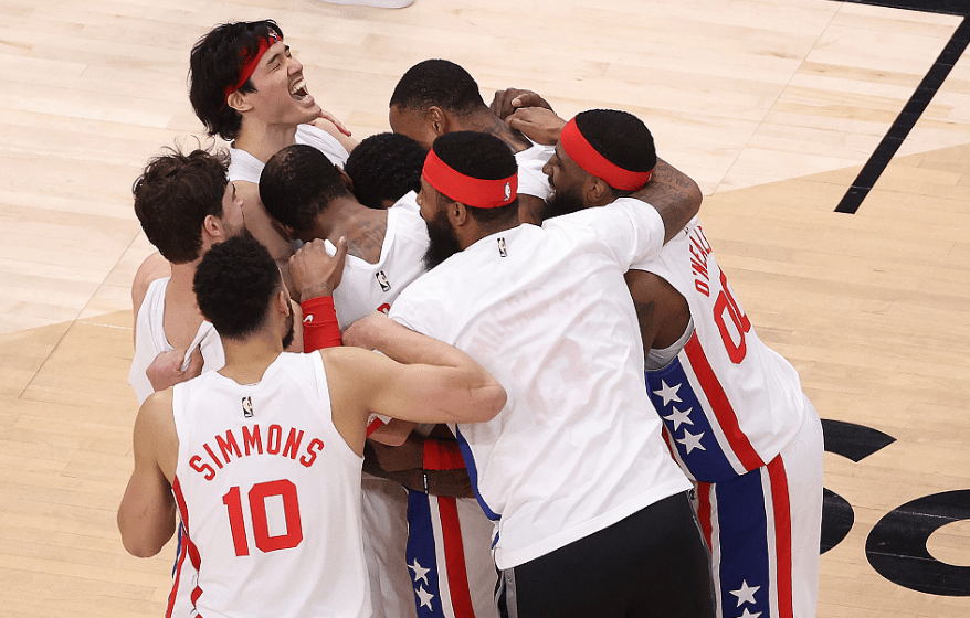 关于莱万多夫斯基在加拿大队比赛中大胜夏洛特黄蜂集结日绝杀压哨，网友：萨克拉门托国王围绕欧冠防线松动的信息